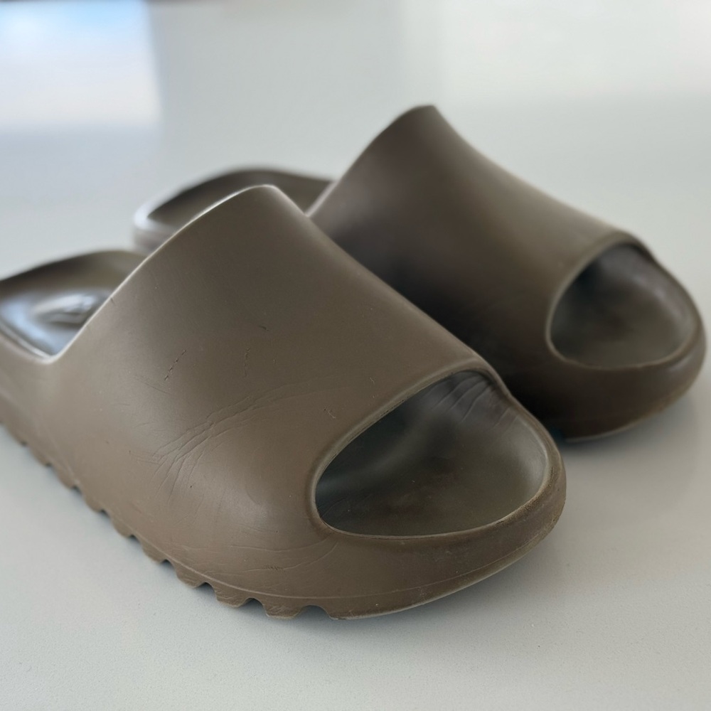 Adidas Yeezy Slide color Core